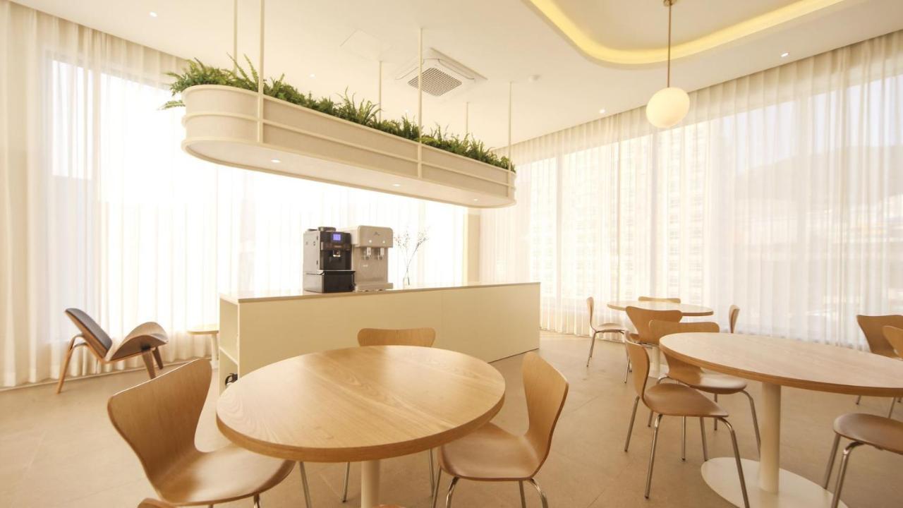 Hermon Hotel Gimhae Eksteriør bilde